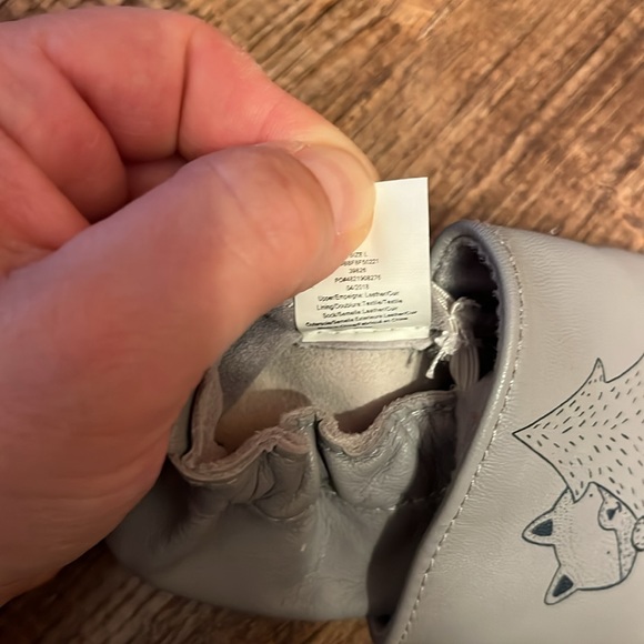 Like new 12-18 Month Shoes/Slippers - Picture 3 of 4